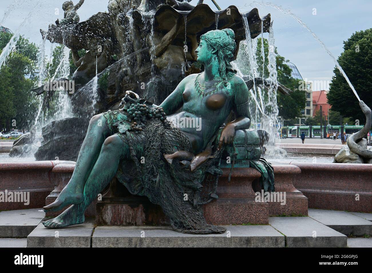 Frauenfigur, verkörpert den Fluss Rhein, Neptunbrunnen, Schlossbrunnen oder Begasbrunnen, von Reinhold Begas, Berlin-Mitte, Berlin, Allemagne Banque D'Images