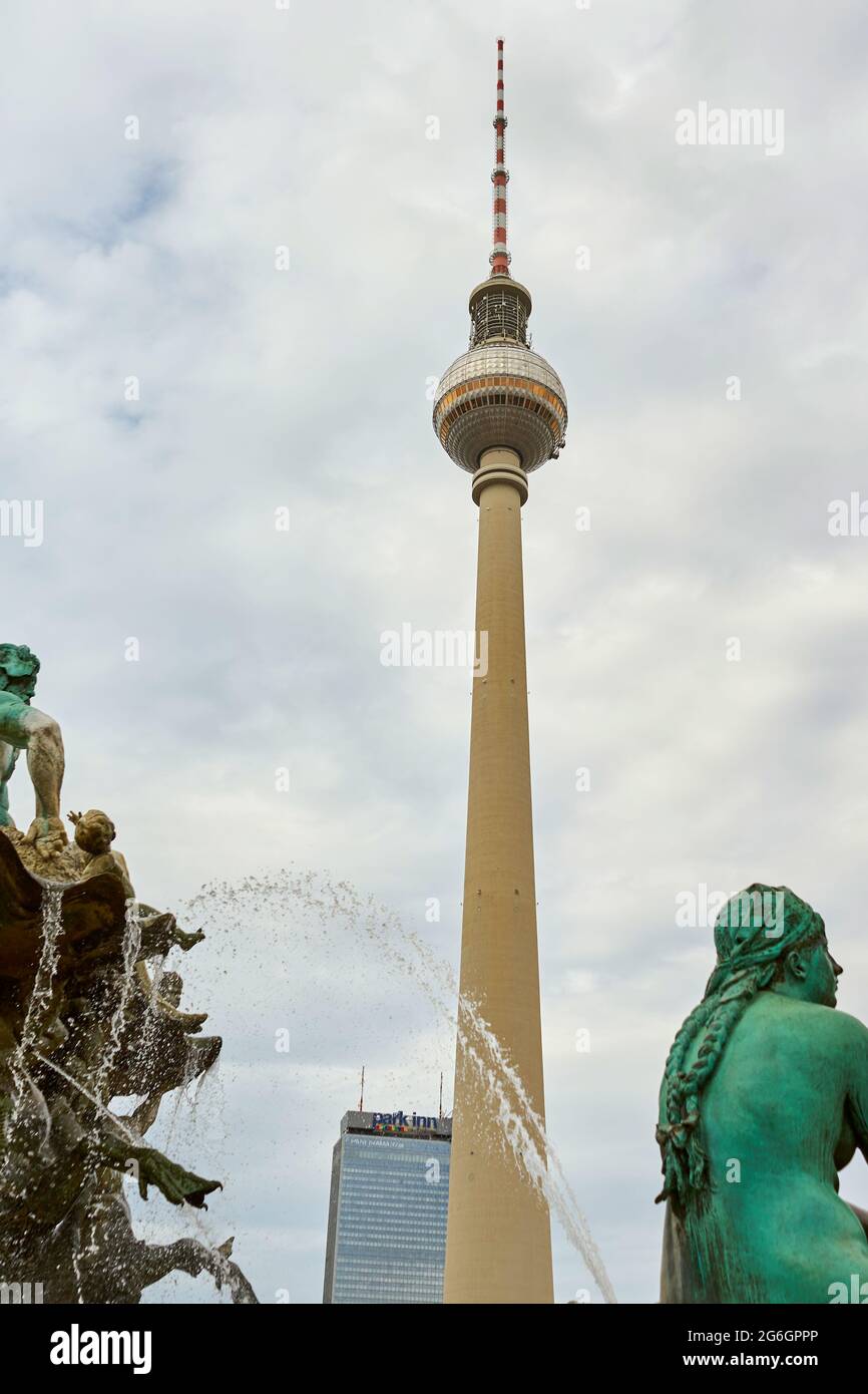 Schlossbrunnen oder Begasbrunnen, von Reinhold Begas, hinten Berliner Fernsehturm, Park am Fernsehturm, Berlin-Mitte, Berlin, Banque D'Images