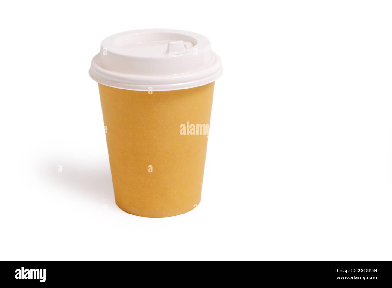 Tasse de café à emporter sur fond blanc d'isolat Banque D'Images