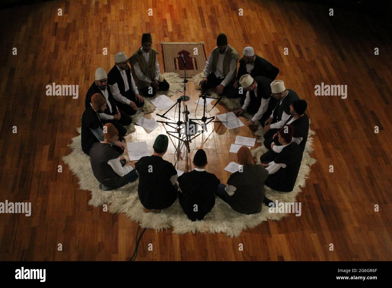 équipe de musique islamique, salle et public Banque D'Images