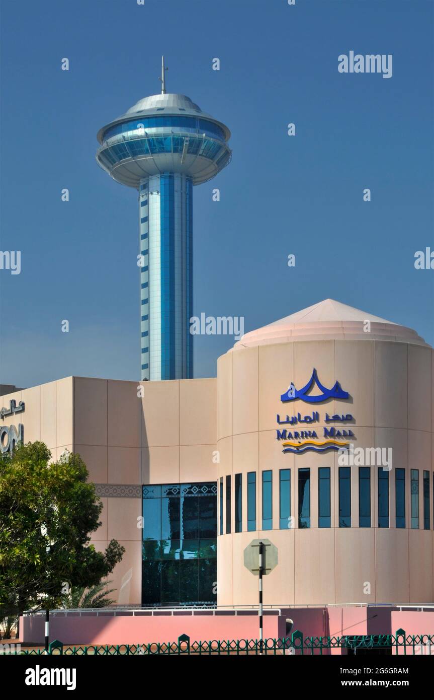Journée ensoleillée dans le ciel bleu au centre commercial de la marina d'Abu Dhabi et tour d'observatoire dans la capitale des Émirats arabes Unis, dans le golfe Persique au Moyen-Orient Banque D'Images