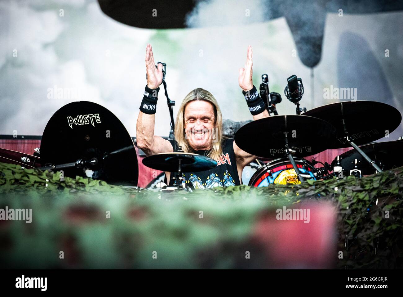 ZURICH, HALLENSTADION, SUISSE: Nico McBrain, batteur du groupe britannique Iron Maiden, en direct sur scène à l'Hallenstadion à Zurich, pour la tournée mondiale « héritage de la Bête » 2018 Banque D'Images