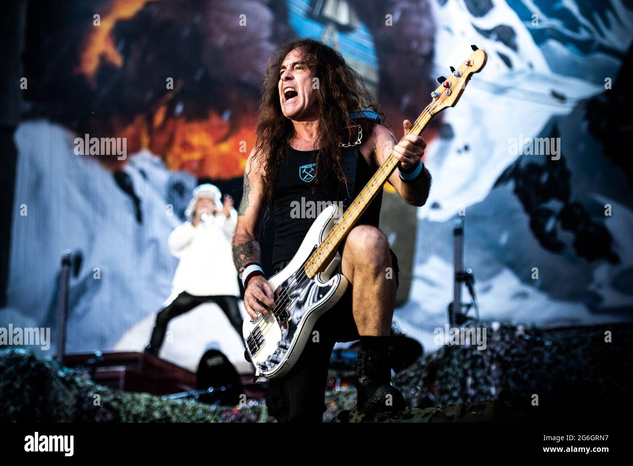 ZURICH, HALLENSTADION, SUISSE: Steve Harris, bassiste du groupe britannique Iron Maiden, en direct sur scène à l'Hallenstadion à Zurich, pour le tour du monde « héritage de la Bête » 2018 Banque D'Images