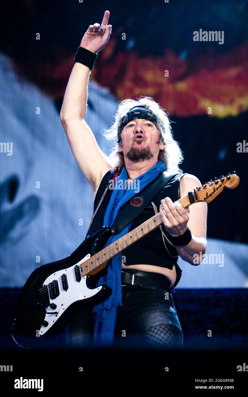 ZURICH, HALLENSTADION, SUISSE: Adrian Smith, guitariste du groupe  britannique Iron Maiden, se présentant en direct sur scène à  l'Hallenstadion à Zurich, pour la tournée mondiale « héritage de la Bête »  2018