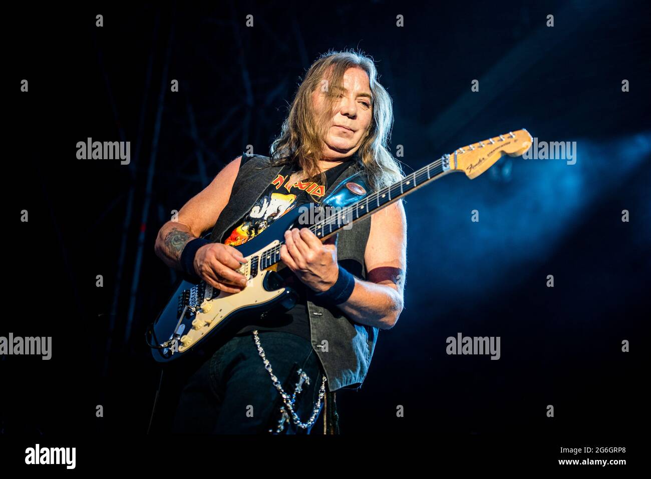 ZURICH, HALLENSTADION, SUISSE: Dave Murray, guitariste du groupe  britannique Iron Maiden, en direct sur scène à l'Hallenstadion à Zurich,  pour le circuit mondial « l'héritage de la Bête » 2018 Photo Stock -