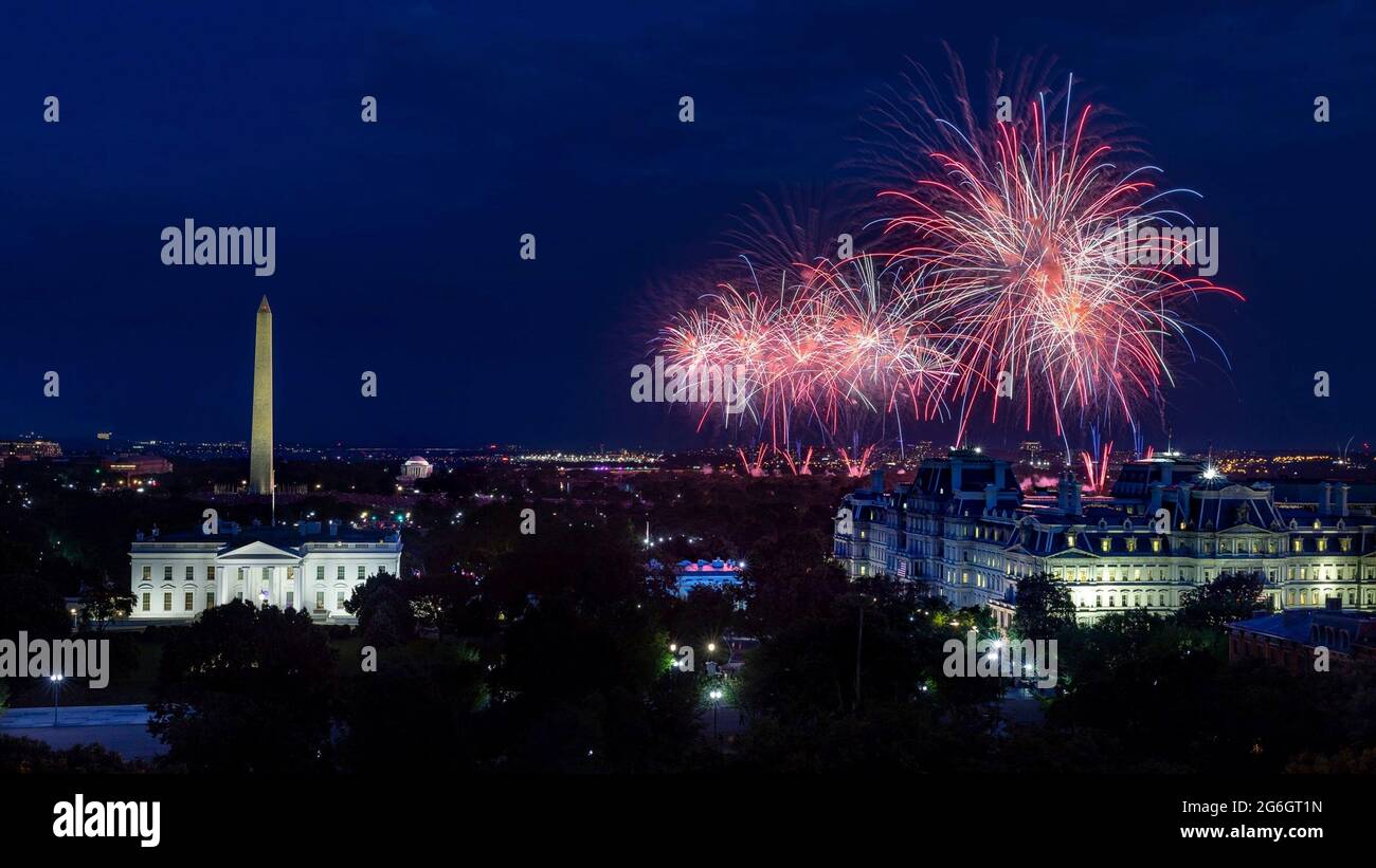 Le feu d'artifice annuel explose au-dessus de la ville pendant les célébrations de l'indépendance le 4 juillet 2021 à Washington, D.C. Banque D'Images