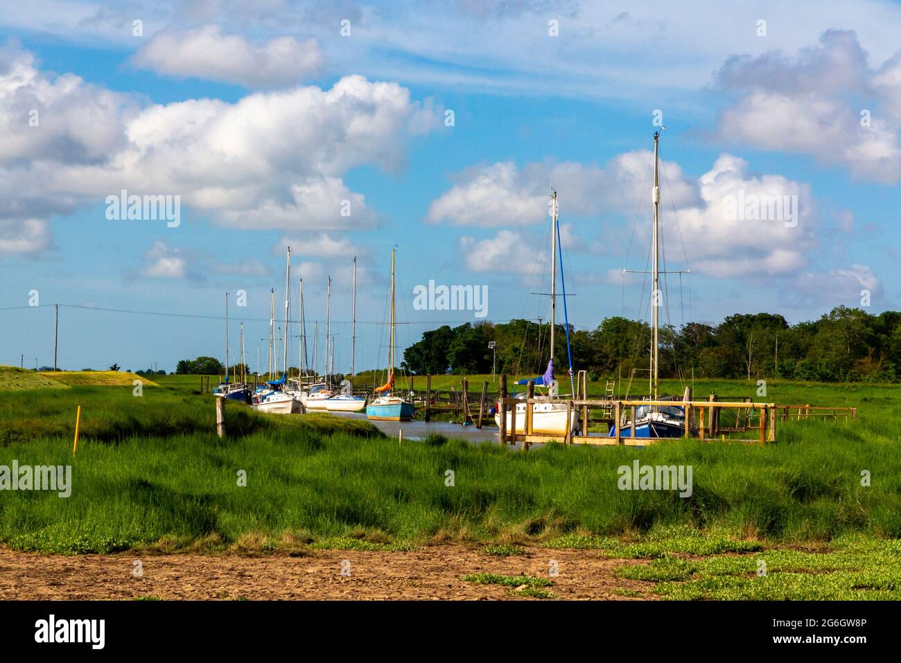 Bateaux à voile amarrés dans une crique à la réserve naturelle nationale de Gibraltar point près de Skegness sur la côte est du Lincolnshire Angleterre Royaume-Uni Banque D'Images