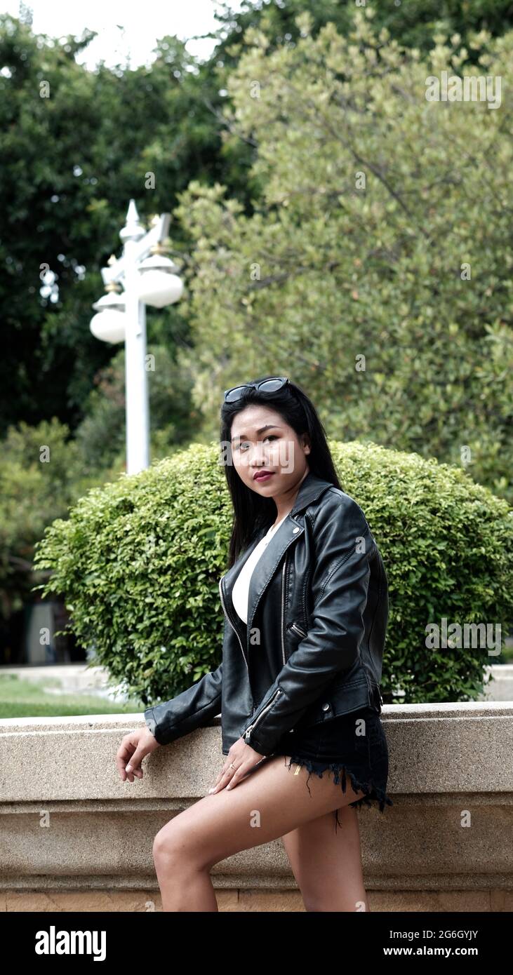 Expressions faciales Chinois asiatique modèle de fille Poser actrice touriste voyageur à Park Bangkok Thaïlande Banque D'Images
