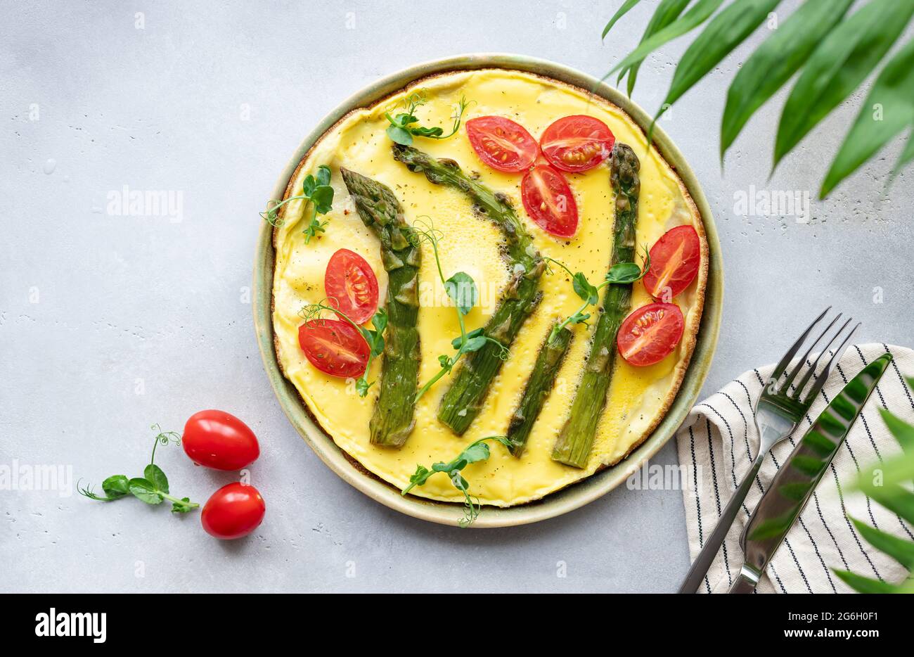 omelette aux asperges, tomates et micro-légumes Banque D'Images