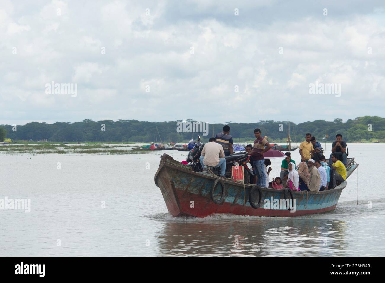 Septembre 12 2020, Babuganj, Barisal, Bangladesh.UN bateau en acier transportant des personnes à travers la rivière. Banque D'Images