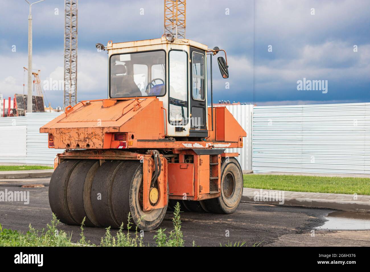 Rouleau vibrant extrarobuste pour la pose de revêtement en asphalte. Construction de routes