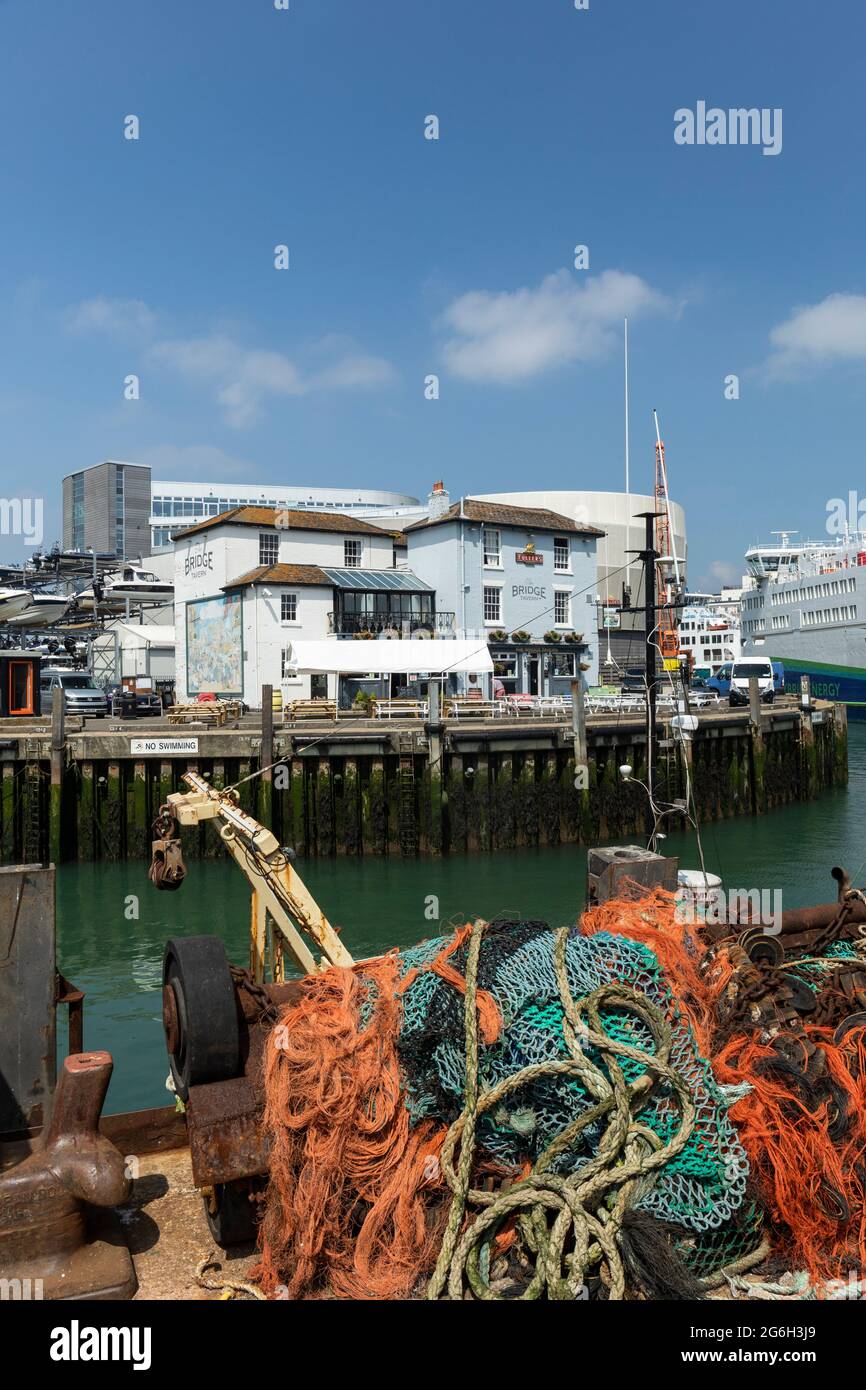 Filets de pêche avec le Bridge Tavern en arrière-plan à Camber Docks, Portsmouth, île de Portssea, Hampshire, Angleterre, ROYAUME-UNI Banque D'Images