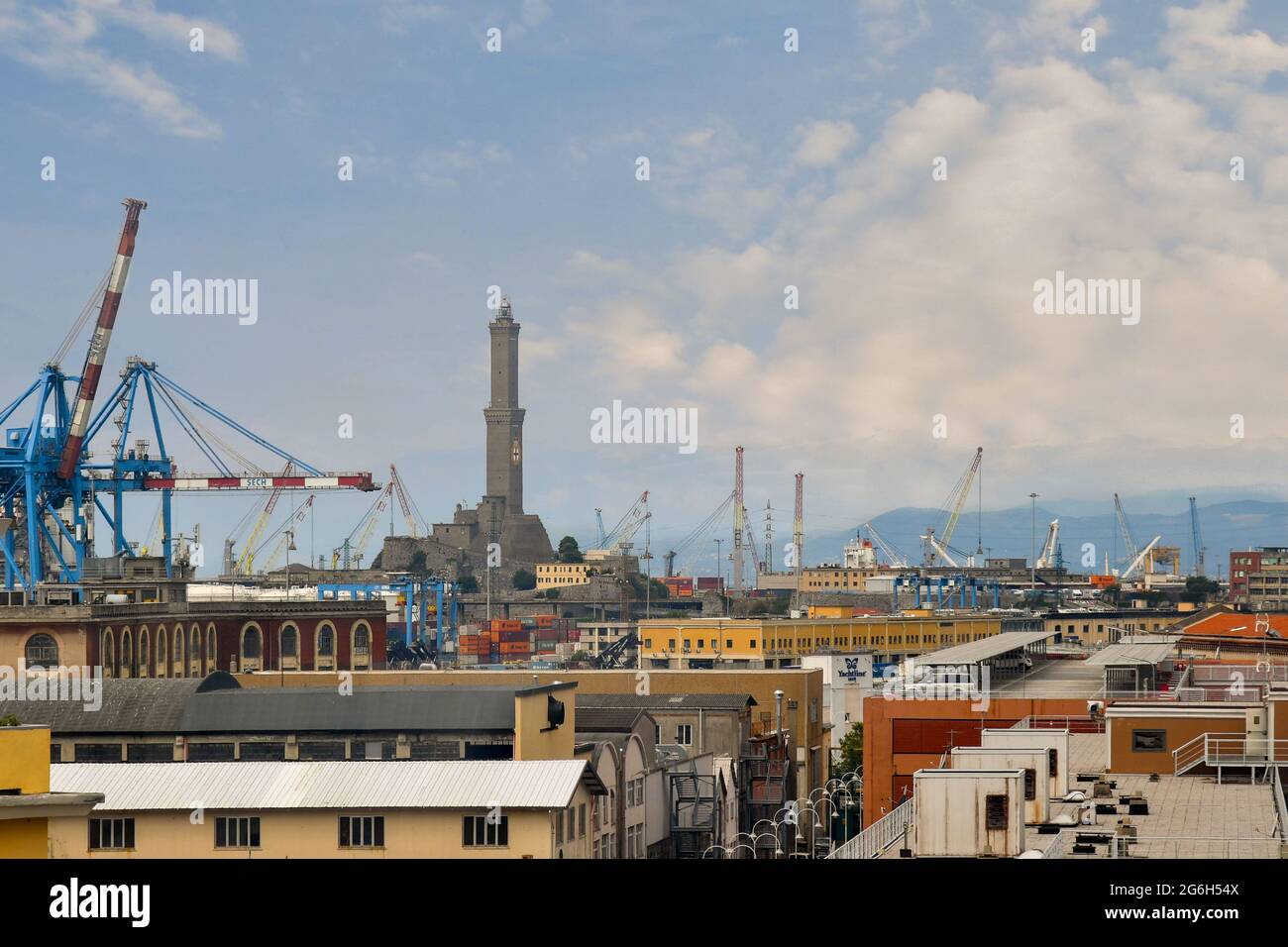 Vue surélevée du Vieux Port (Porto Antico) de Gênes avec le phare appelé Lanterna par les génois et les grues, Ligurie, Italie Banque D'Images