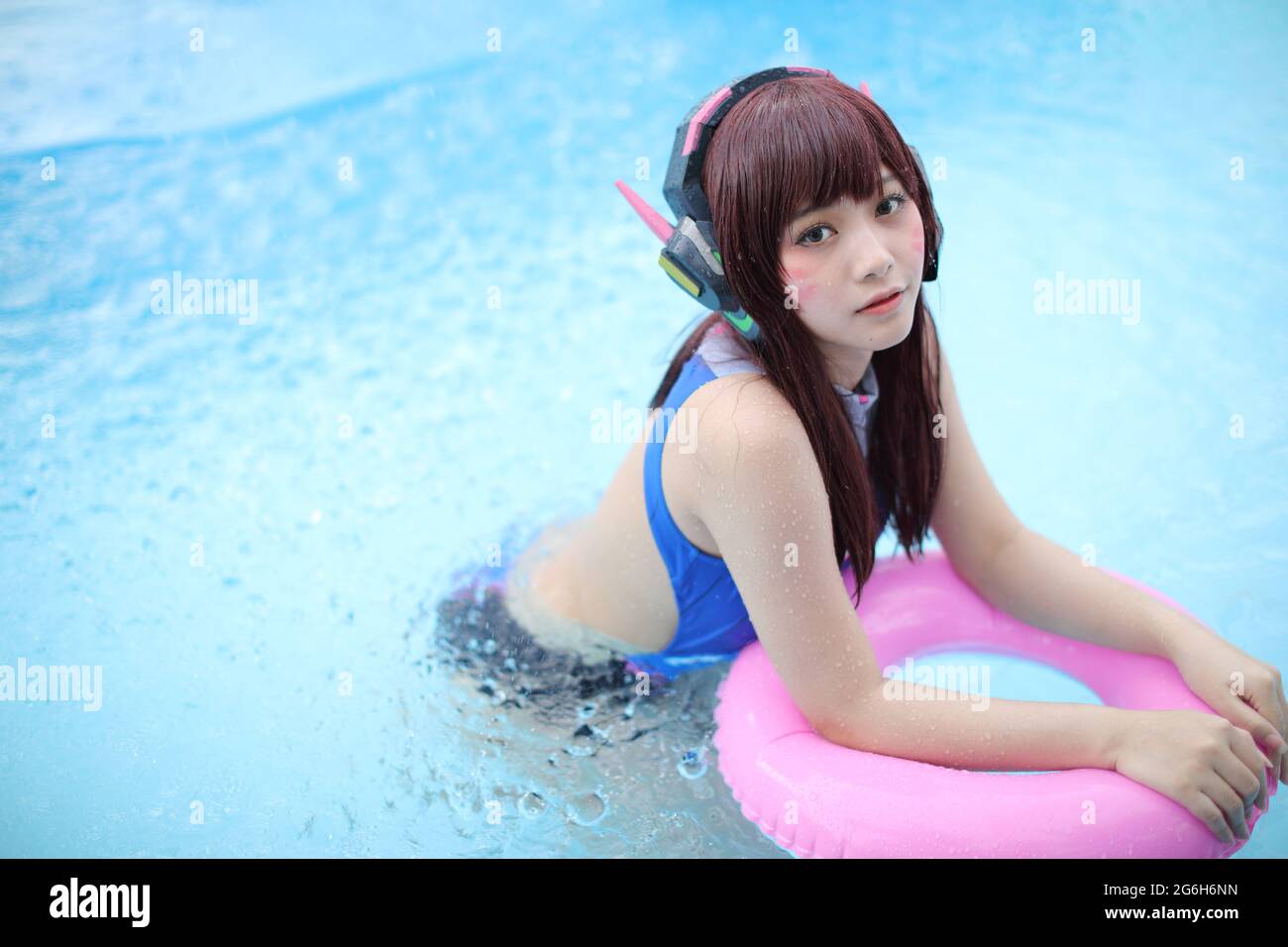 Portrait de Japan anime cosplay fille avec maillot de bain à piscine Photo  Stock - Alamy