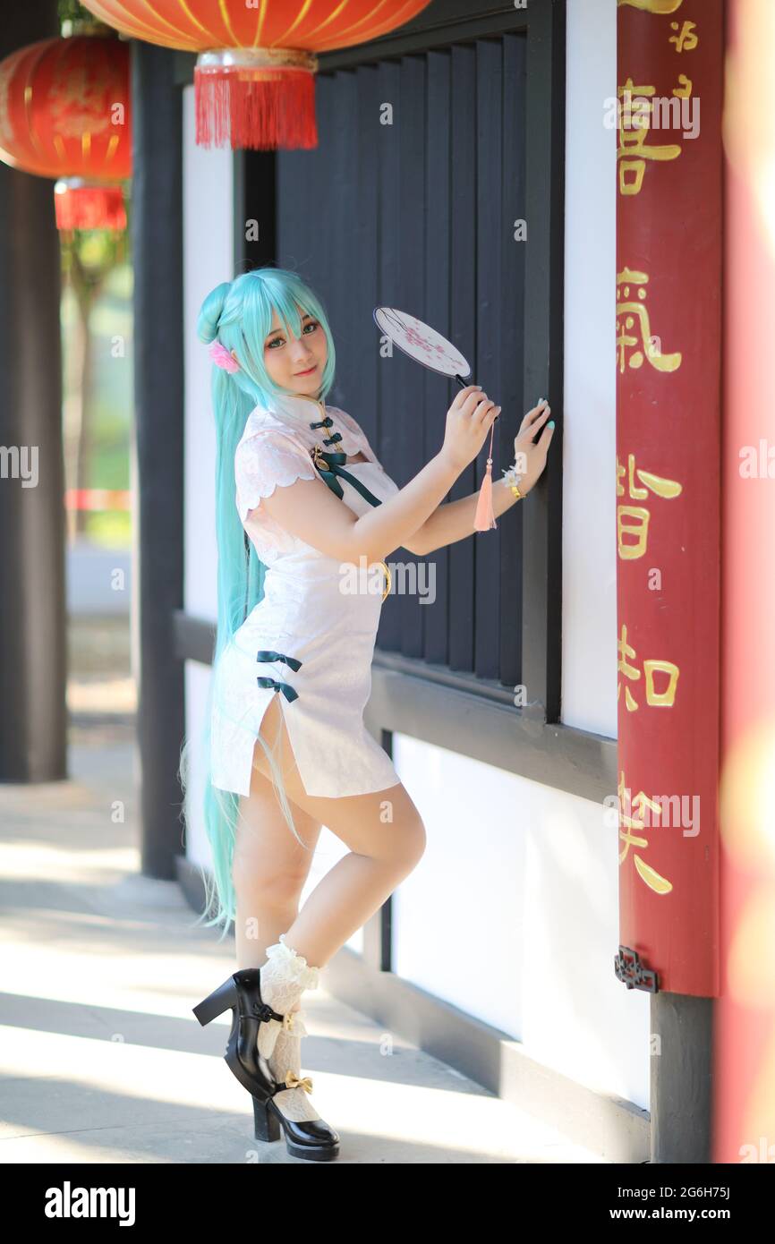 Japon anime cosplay portrait d'une fille avec robe chinoise costume dans le jardin chinois Banque D'Images
