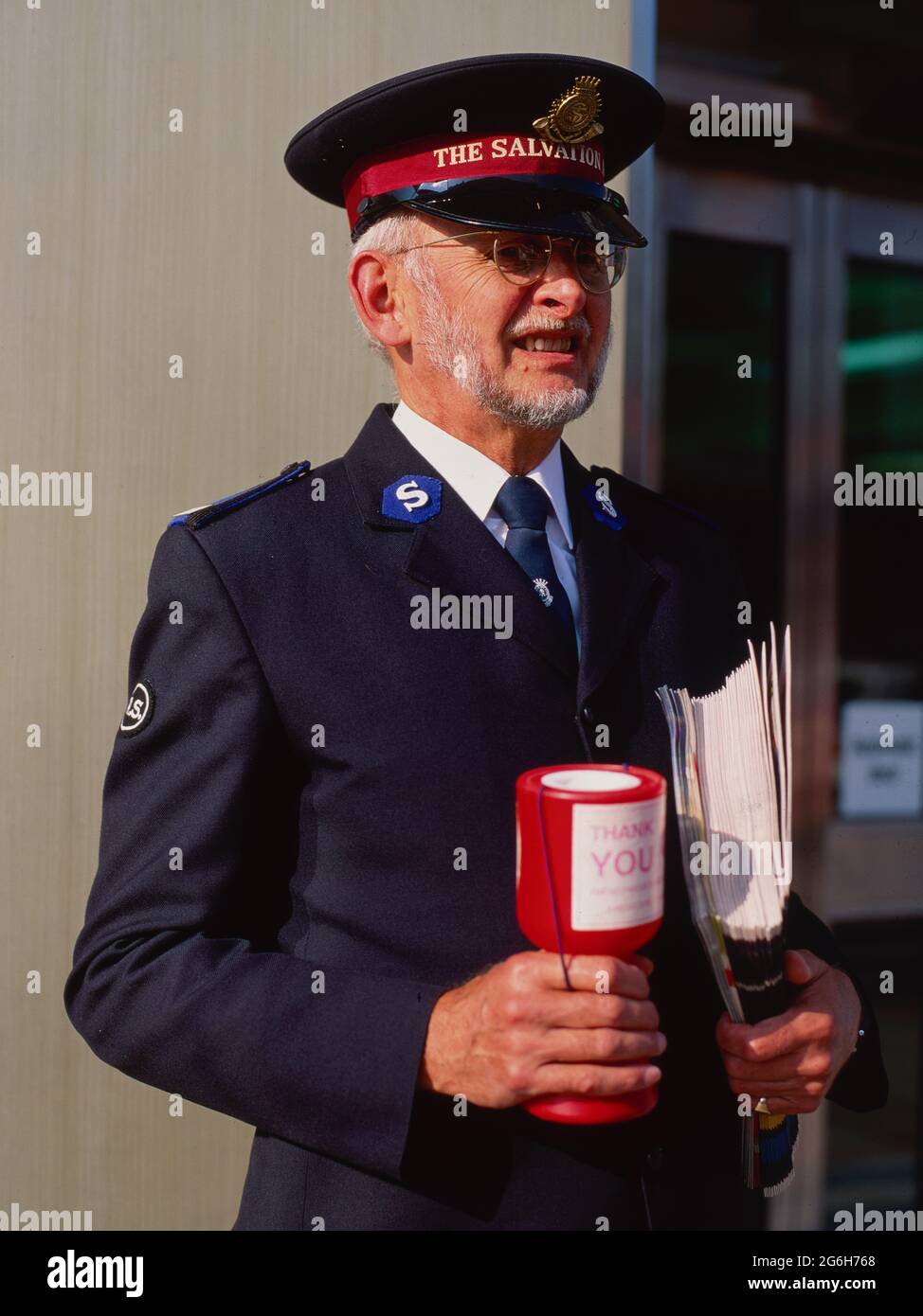 Un monsieur de l'Armée du Salut qui vend des copies de son magazine 'War Cry' à Clacton on Sea. Banque D'Images