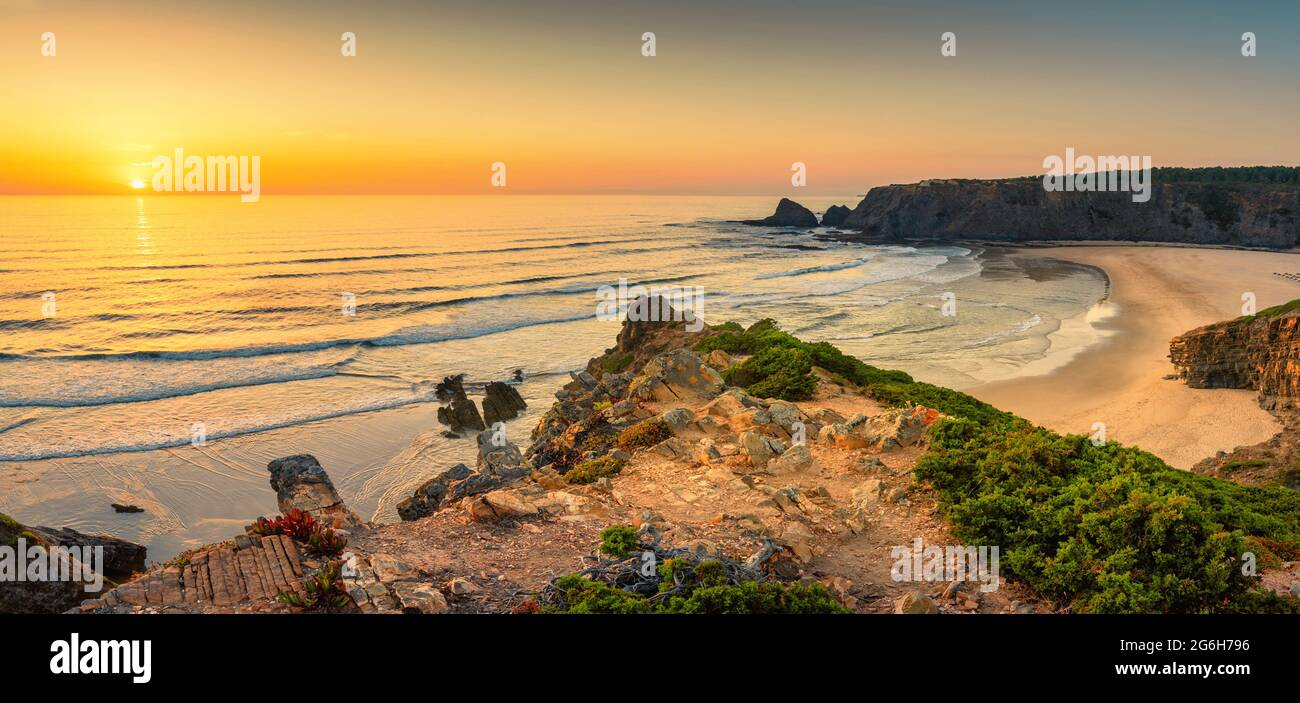 Paysage avec coucher de soleil sur la côte ouest portugaise et sable Praia de Odeceixe Banque D'Images