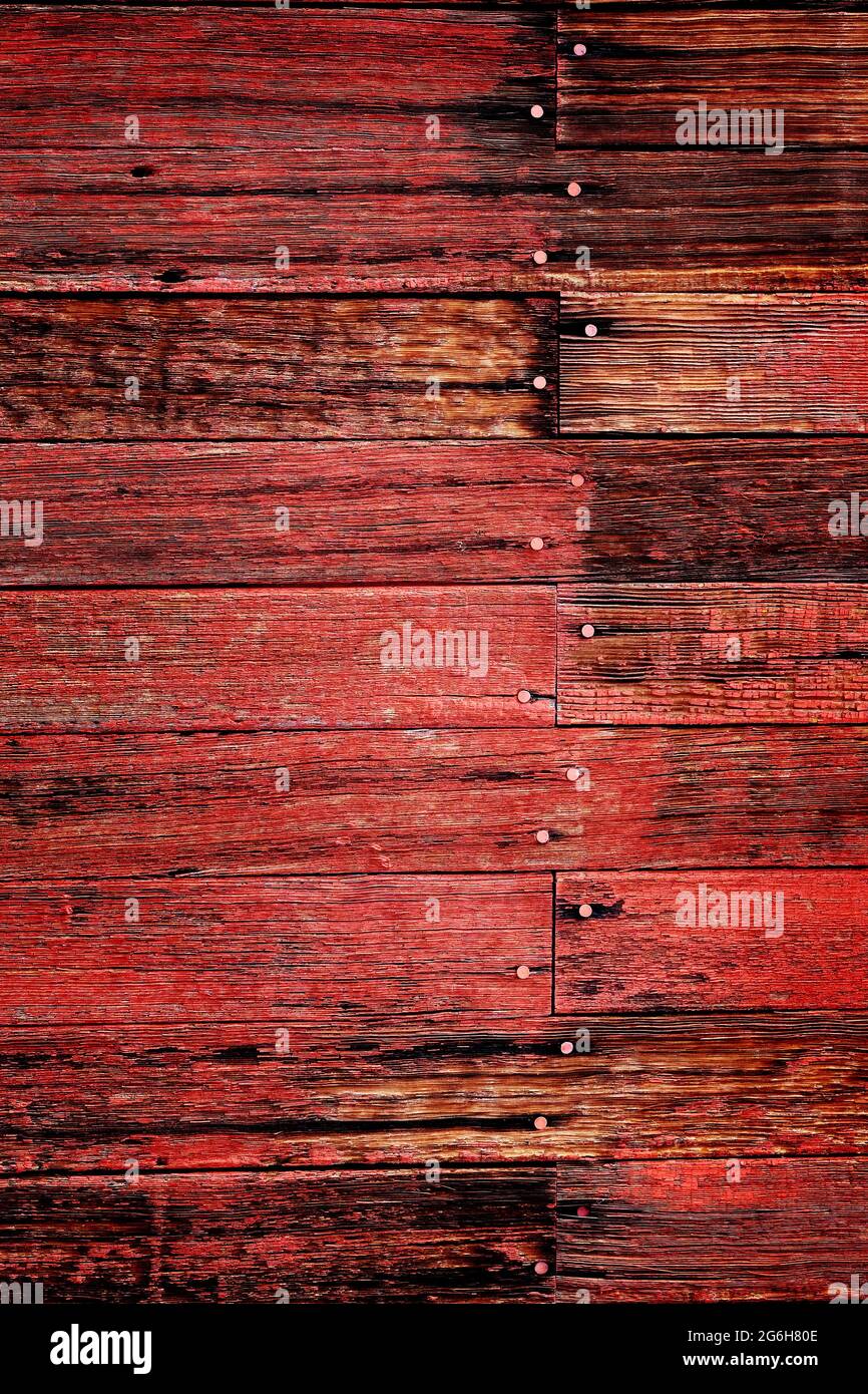 Vieille Grange rouge dans le champ Fin de l'automne ou brun automne herbe Weathered Wood Banque D'Images Vieille Grange rouge dans le champ Fin de l'automne ou brun automne herbe Weathered Wood Banque D'Images