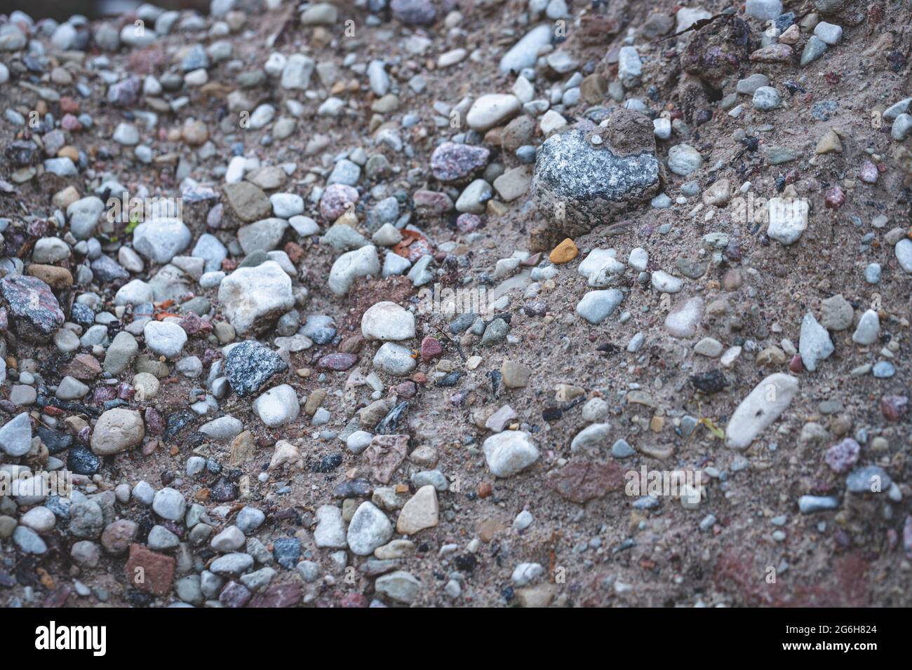 Texture d'arrière-plan pour la décoration de petits cailloux et de gravier de fond marin. Pile de sable et de gravier avec de grandes roches Banque D'Images