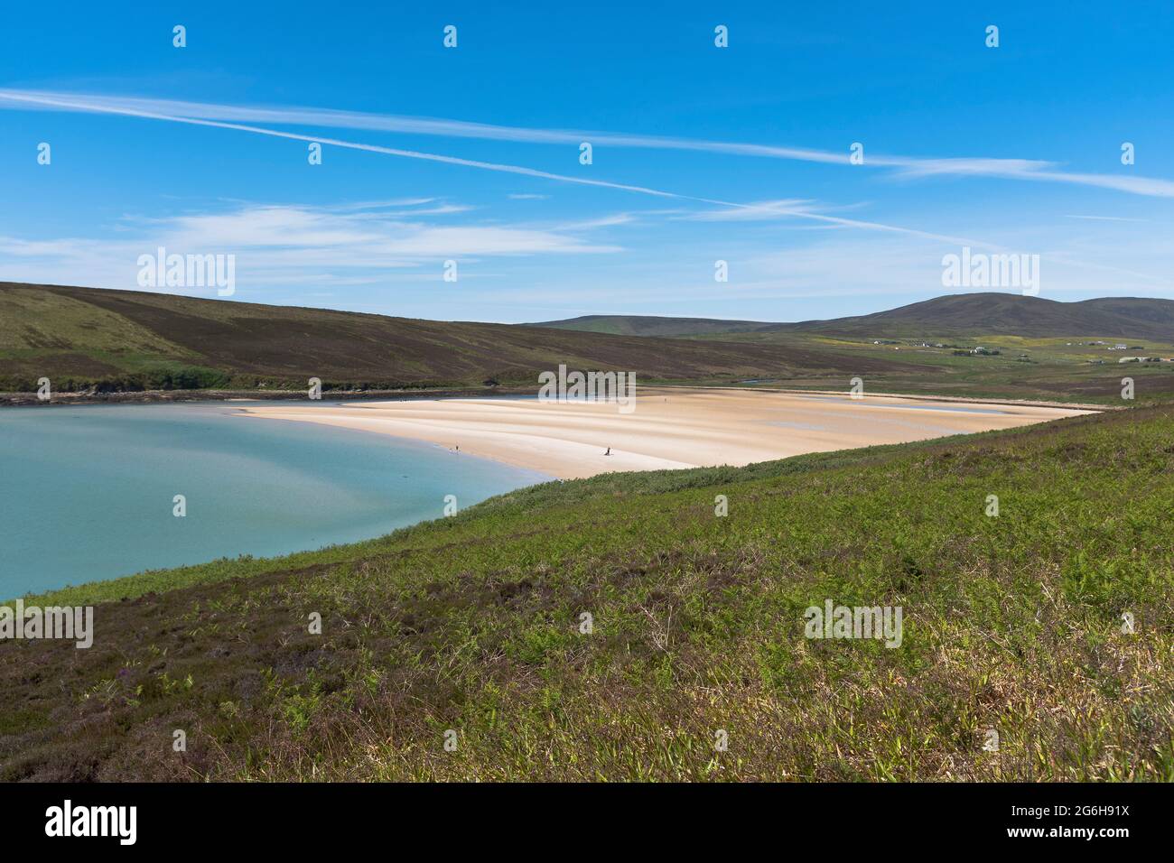 dh Waulkmill Bay ORPHIR ORKNEY famille sur une plage déserte bleu mer ciel été plages de sable personnes rivage isolé écosse côte écossaise Banque D'Images