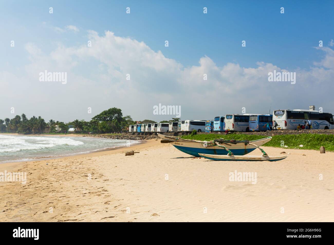 La plage déserte de l'île sur l'océan. Banque D'Images