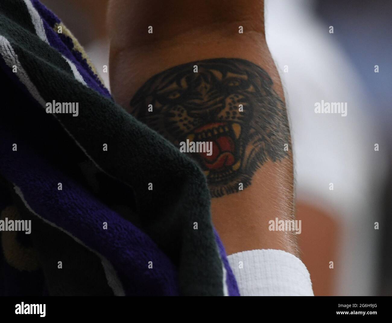 Londres, GBR. 06e juillet 2021. London Wimbledon Championships Day 8 06/07/2021 Aryna Sabalenka(BLR) affiche son tatouage de tigre fait quand elle a 18 ans sans ses parents le savoir, dans le quart de finale match contre l'ont Jabeur (TUN) Credit: Roger Parker/Alay Live News Banque D'Images