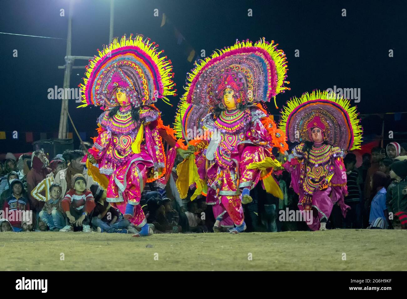 BAMNIA, PURULIA, BENGALE-OCCIDENTAL , INDE - 23 DÉCEMBRE 2015 : quatre danseurs se produisent au festival de danse Chau. C'est une martia tribale indienne très populaire Banque D'Images