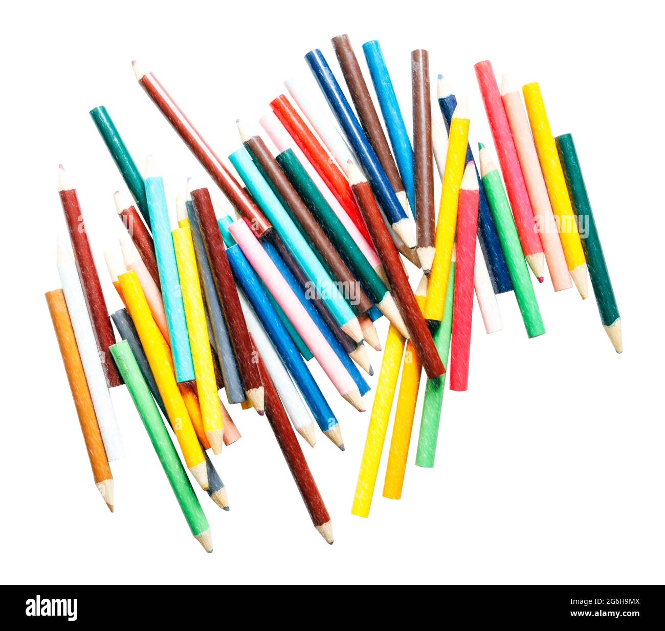 Crayons multicouleurs dispersés isolés sur fond blanc, avec passe-cheveux Banque D'Images