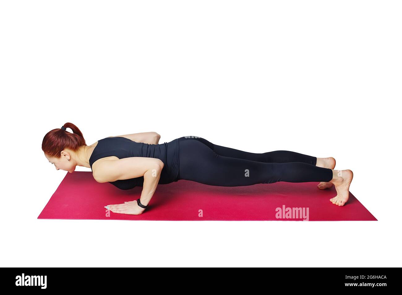Il s'agit d'une femme élancée qui fait des push-up avec une poignée étroite sur un tapis de gym. Renforcer les muscles des triceps et de la poitrine. Isolé sur un fond blanc. Aide visuelle. Posture de Chaturanga Banque D'Images