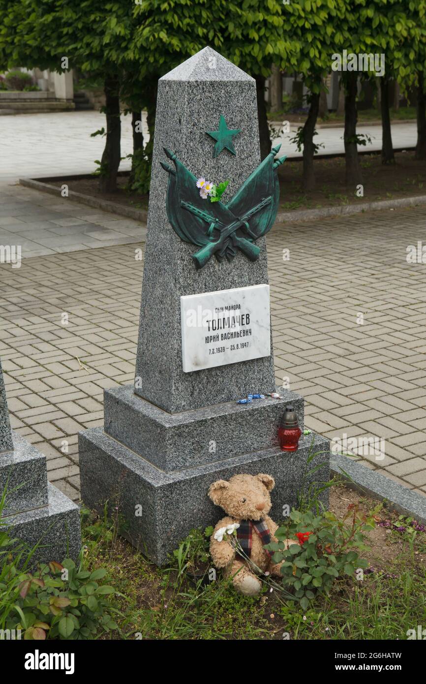 Ours en peluche placé à côté de la tombe de l'enfant de huit ans Yura  Tolmachev (également appelé Jura Tolmačev) dans la zone du mémorial de  guerre soviétique au cimetière d'Olšany à