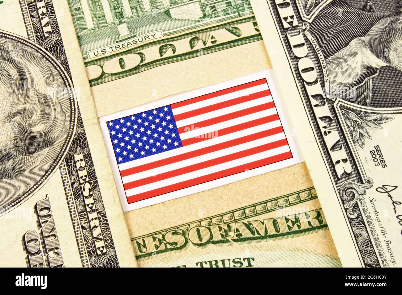 Un gros plan des billets de banque en devise américaine et du drapeau Stars & Stripes. Banque D'Images