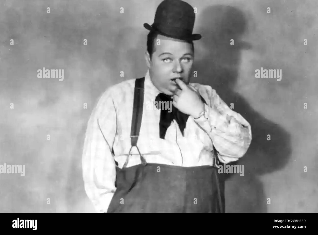 ROSCOE 'GRAISSANt' ARBUCKLE (1887-1933) acteur, comédien et scénariste américain silencieux dans une photo sur le point pour son film de 1913, Fatty, rejoint la Force. Banque D'Images