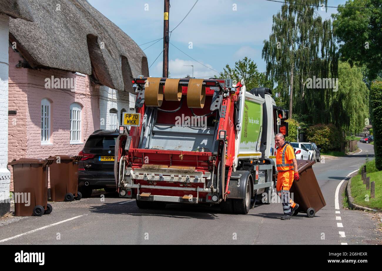 Hampshire, Angleterre, Royaume-Uni. 2021. Le dispositif du Conseil qui rentrent la poubelle de déchets de jardin au ménage après avoir été placé dans un camion pour le compostage, Banque D'Images