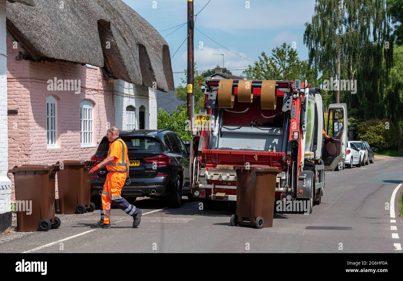 Hampshire, Angleterre, Royaume-Uni. 2021. Le dispositif du Conseil qui rentrent la poubelle de déchets de jardin au ménage après avoir été placé dans un camion pour le compostage, Banque D'Images