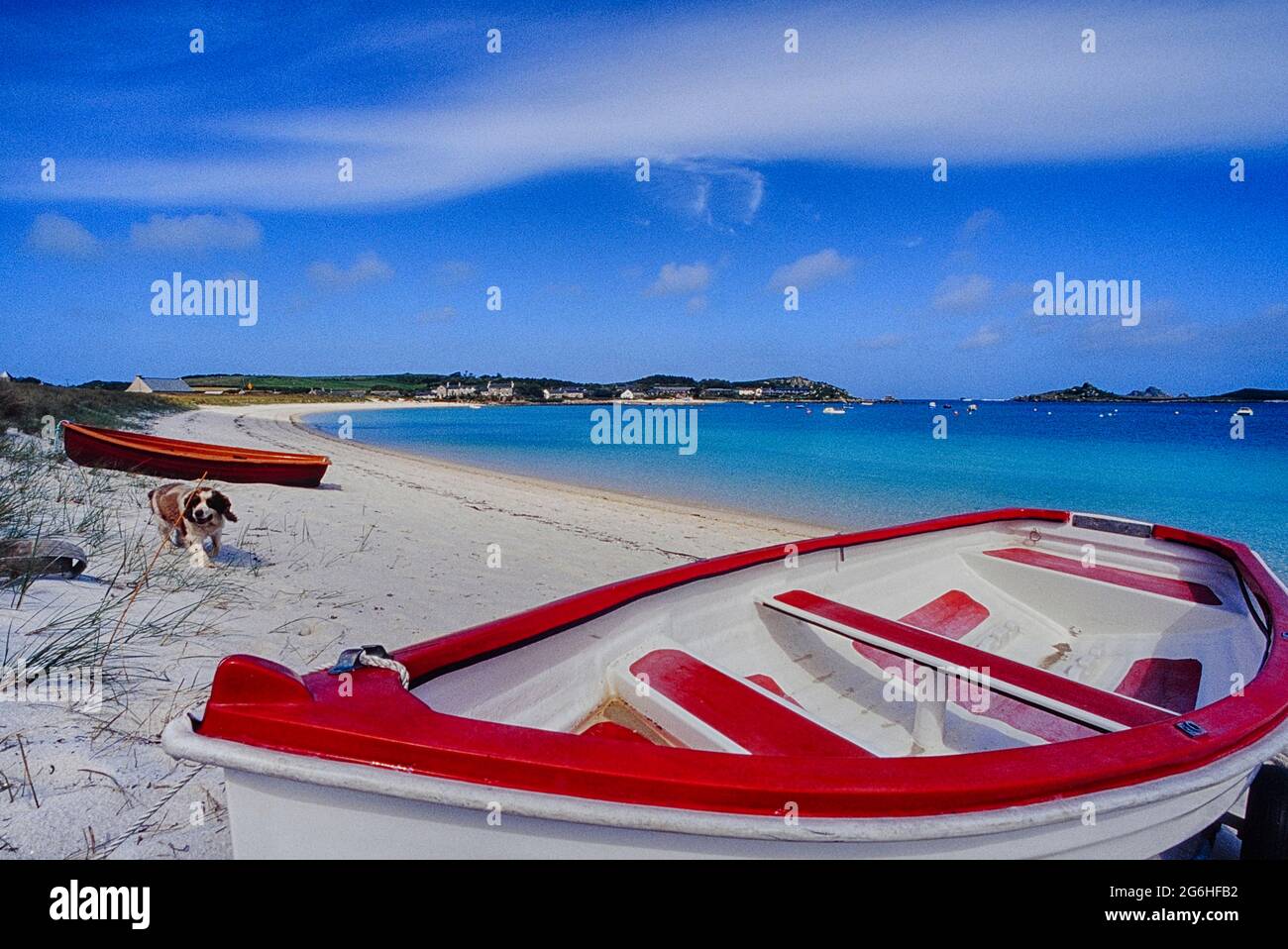 Des bateaux en bois amarrés sur la plage de Green Porth Old Grimsby. Tresco. Les îles de Scilly, Angleterre, Royaume-Uni Banque D'Images