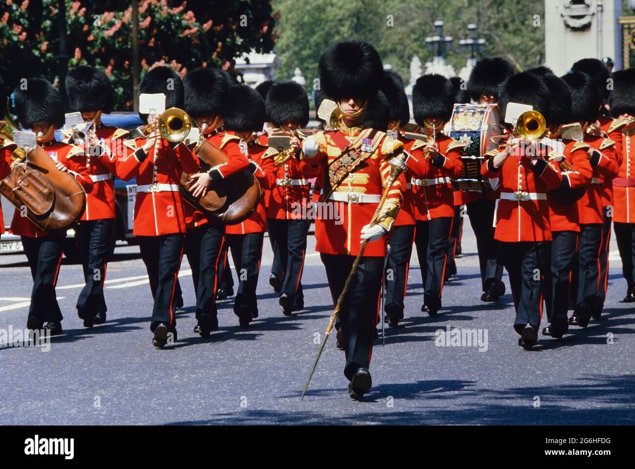 Bande de Marching des gardes irlandais. Changement de la garde au palais de Buckingham. Londres, Angleterre, Royaume-Uni. Vers les années 1980 Banque D'Images