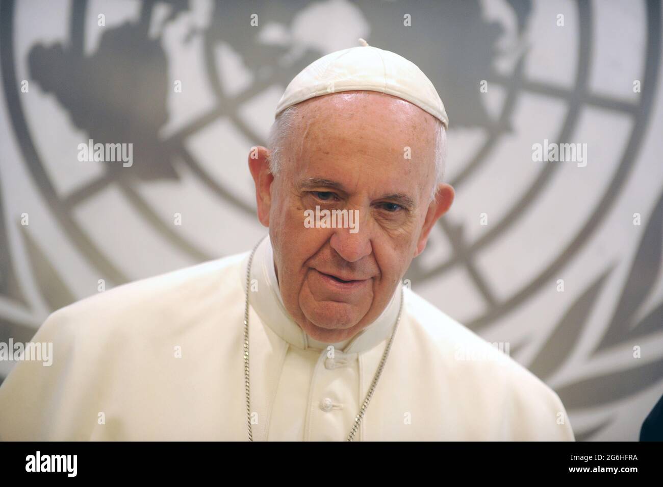 **PHOTO DE FICHIER** Pape François en rétablissement après la chirurgie du cancer de côlon. Le pape François s'adresse à l'Assemblée générale des Nations Unies dans la salle de l'Assemblée générale des Nations Unies à l'Organisation des Nations Unies le 25 septembre 2015 à New York. Crédit : Dennis Van Tine/MediaPunch Banque D'Images