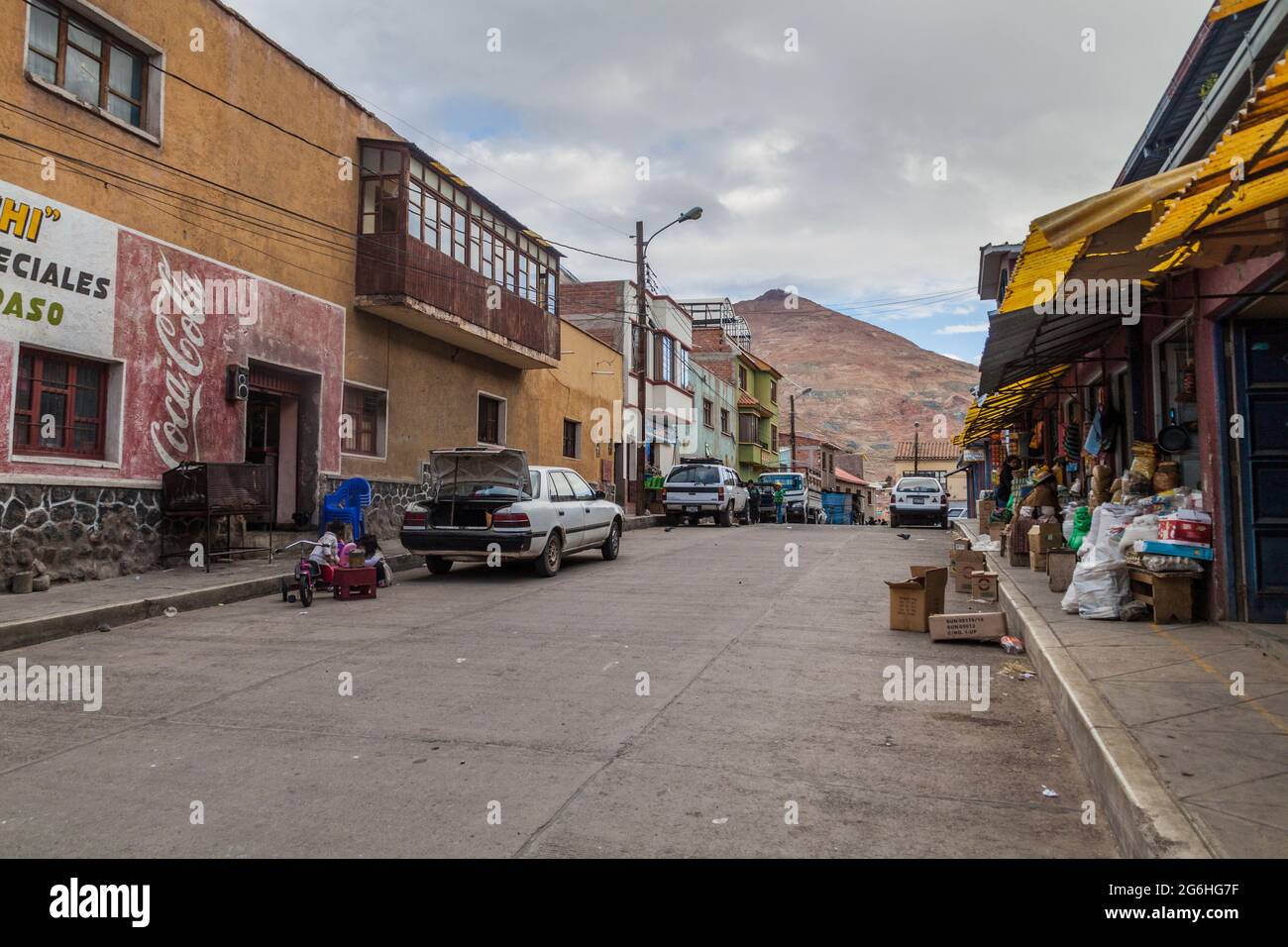 POTOSI, BOLIVIE - 18 AVRIL 2015 : vue sur une rue dans un centre historique de Potosi, Bolivie. Banque D'Images