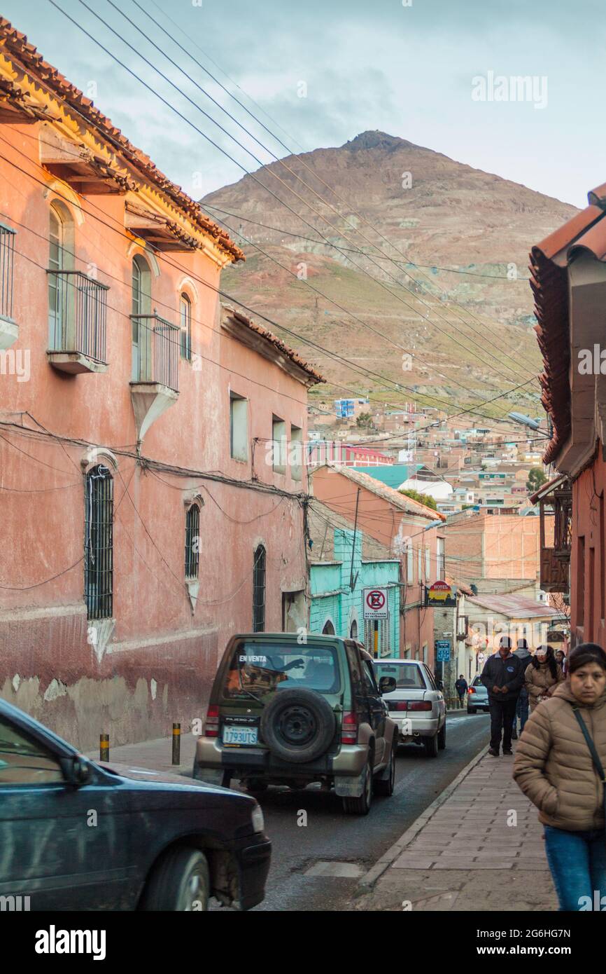 POTOSI, BOLIVIE - 18 AVRIL 2015 : vue d'un trafic sur une rue dans un centre historique de Potosi, Bolivie. Cerro Rico (montagne riche) en arrière-plan. Banque D'Images