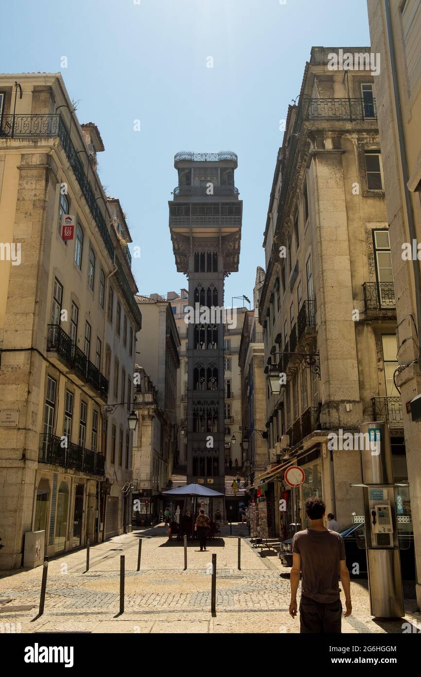 Lisbonne, Portugal - 25-06-2021: Vue verticale de l'ascenseur de Santa Justa également appelé l'ascenseur de Carmo, un monument populaire et l'attraction touristique de la ville cent Banque D'Images