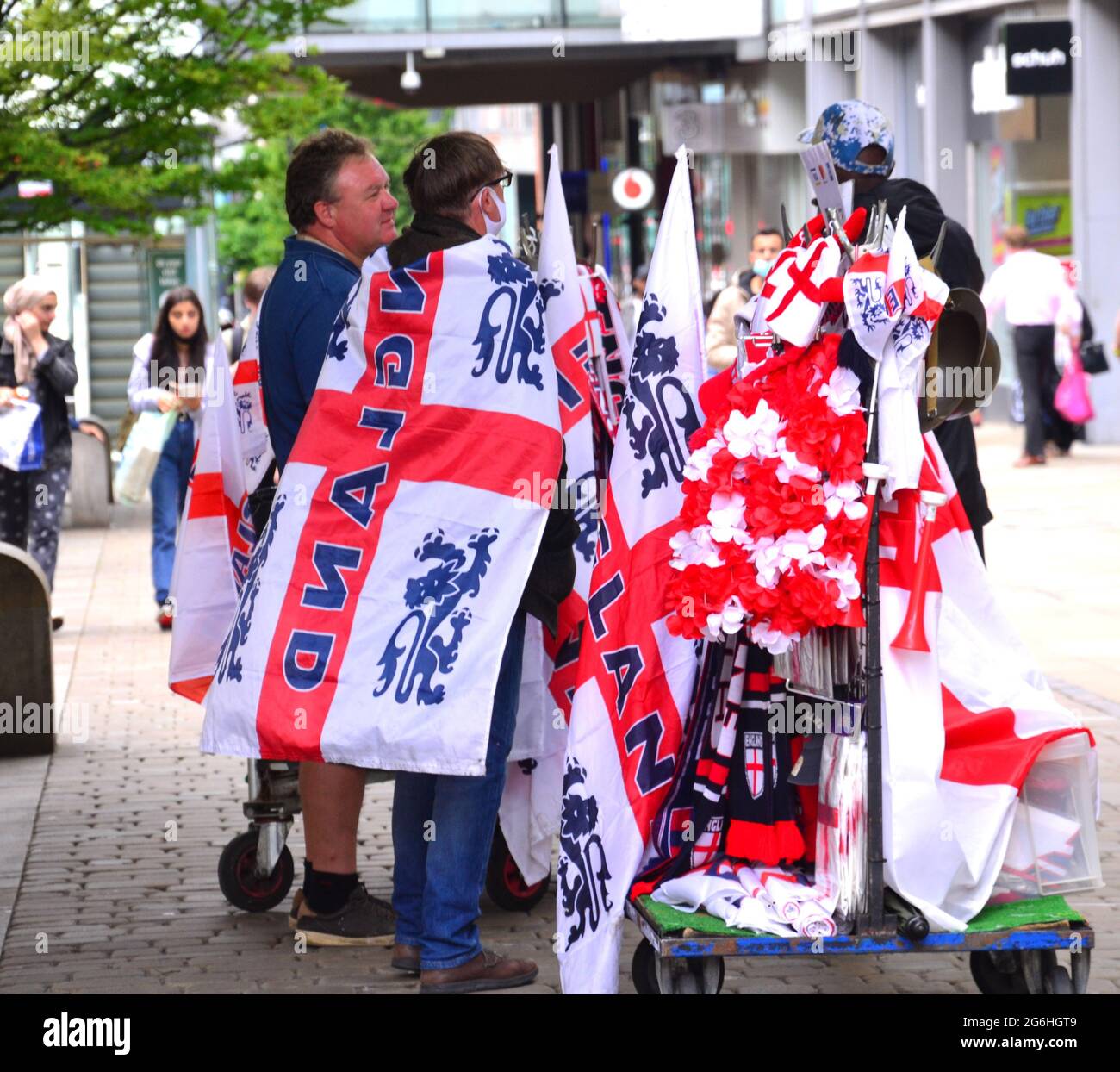 Homme avec chariot vendant des drapeaux d'Angleterre dans le centre-ville de Manchester, Angleterre, Royaume-Uni, 6 juillet 2021, Avant le match de football de l'Euro Banque D'Images