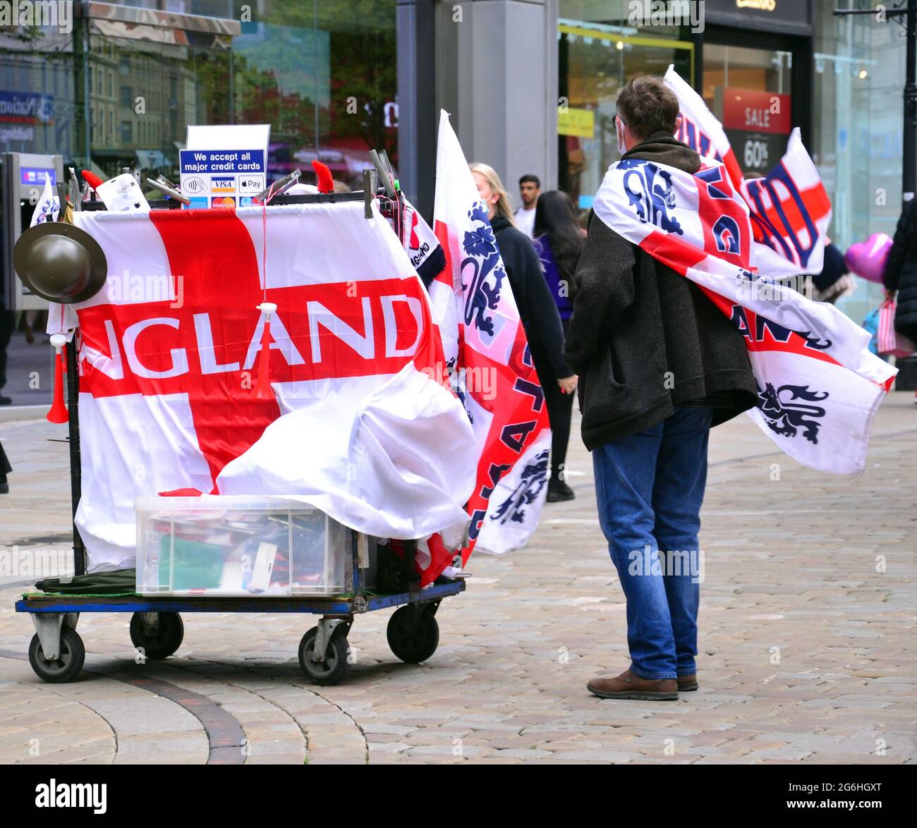 Homme avec chariot vendant des drapeaux d'Angleterre dans le centre-ville de Manchester, Angleterre, Royaume-Uni, 6 juillet 2021, Avant le match de football de l'Euro Banque D'Images
