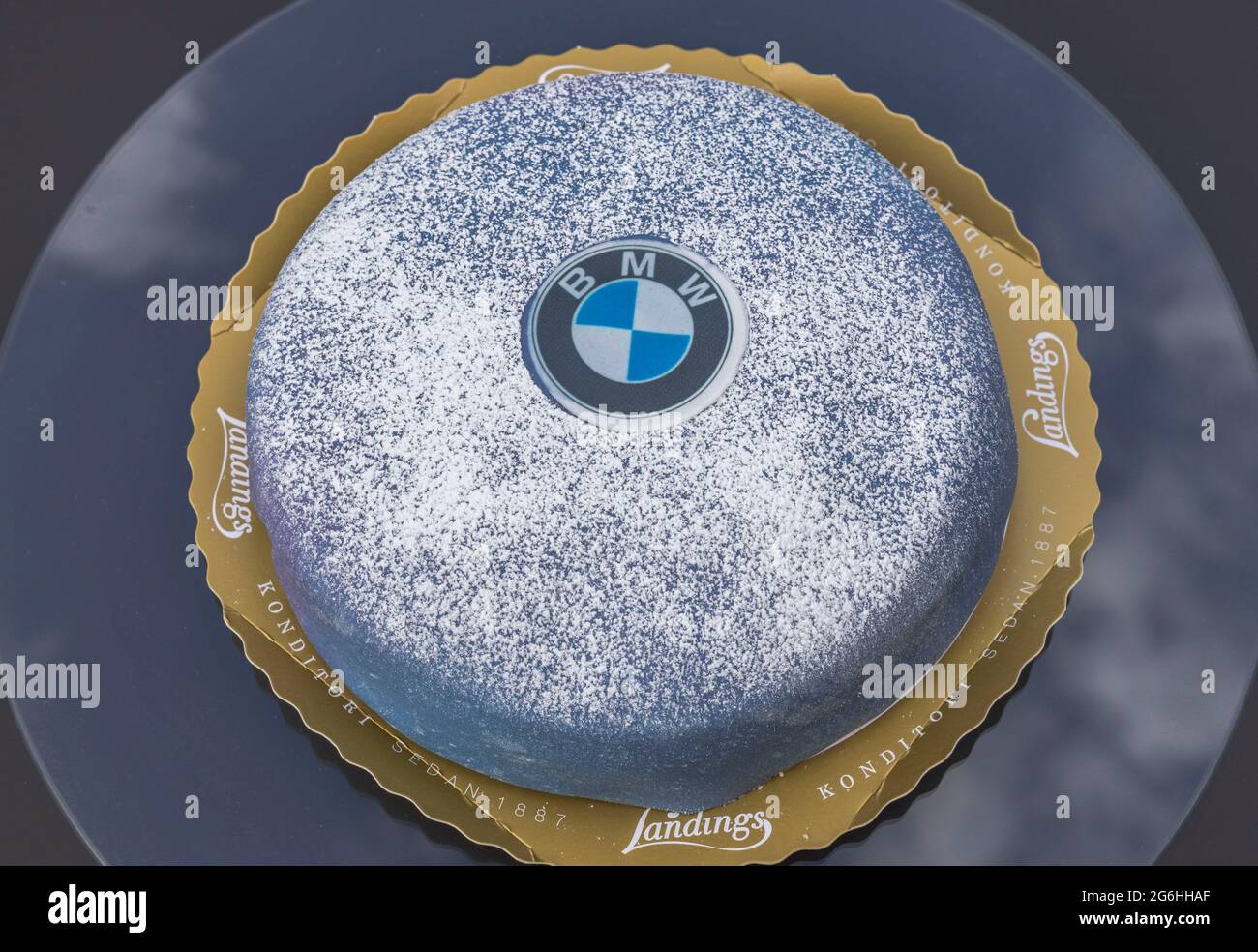Vue rapprochée du magnifique gâteau BMW isolé en arrière-plan. Banque D'Images