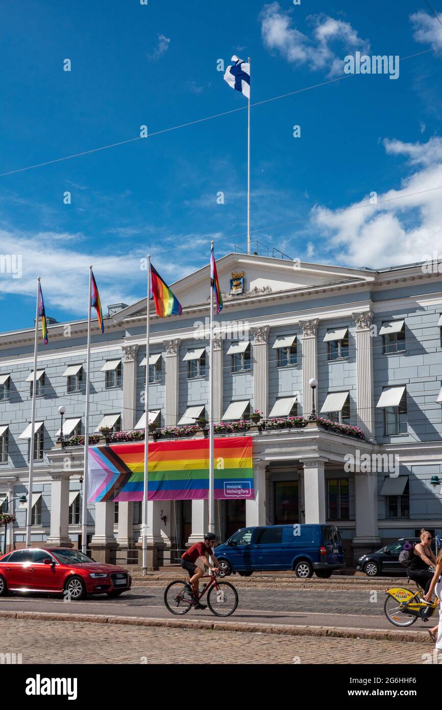 Hôtel de ville d'Helsinki célébrant le mois de la fierté à Helsinki, en Finlande Banque D'Images
