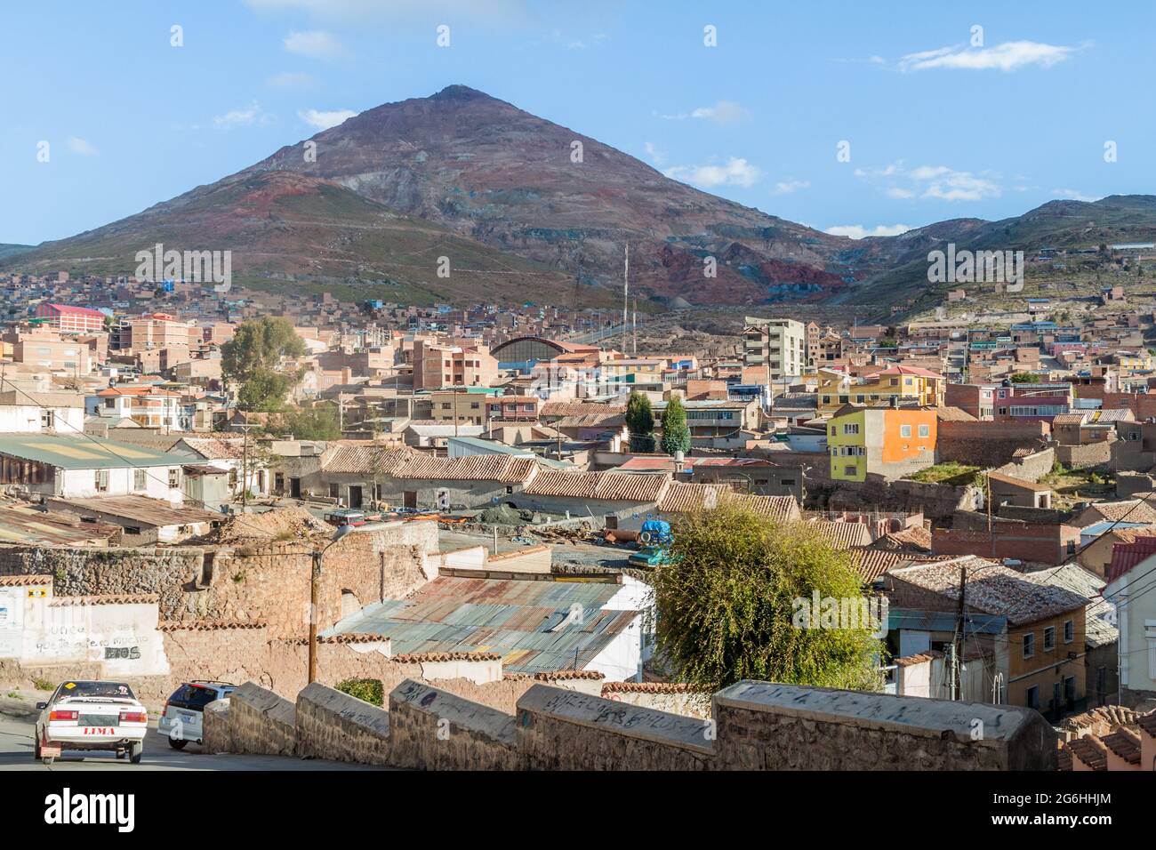 POTOSI, BOLIVIE - 18 AVRIL 2015 : vue aérienne de Potosi, Bolivie. Cerro Rico (montagne riche) en arrière-plan. Banque D'Images