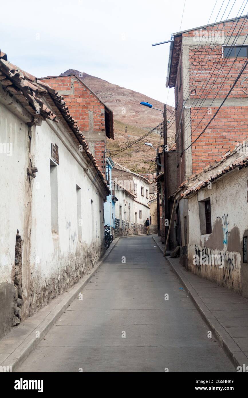 Vue sur une rue dans un centre historique de Potosi, Bolivie. Cerro Rico (montagne riche) en arrière-plan. Banque D'Images