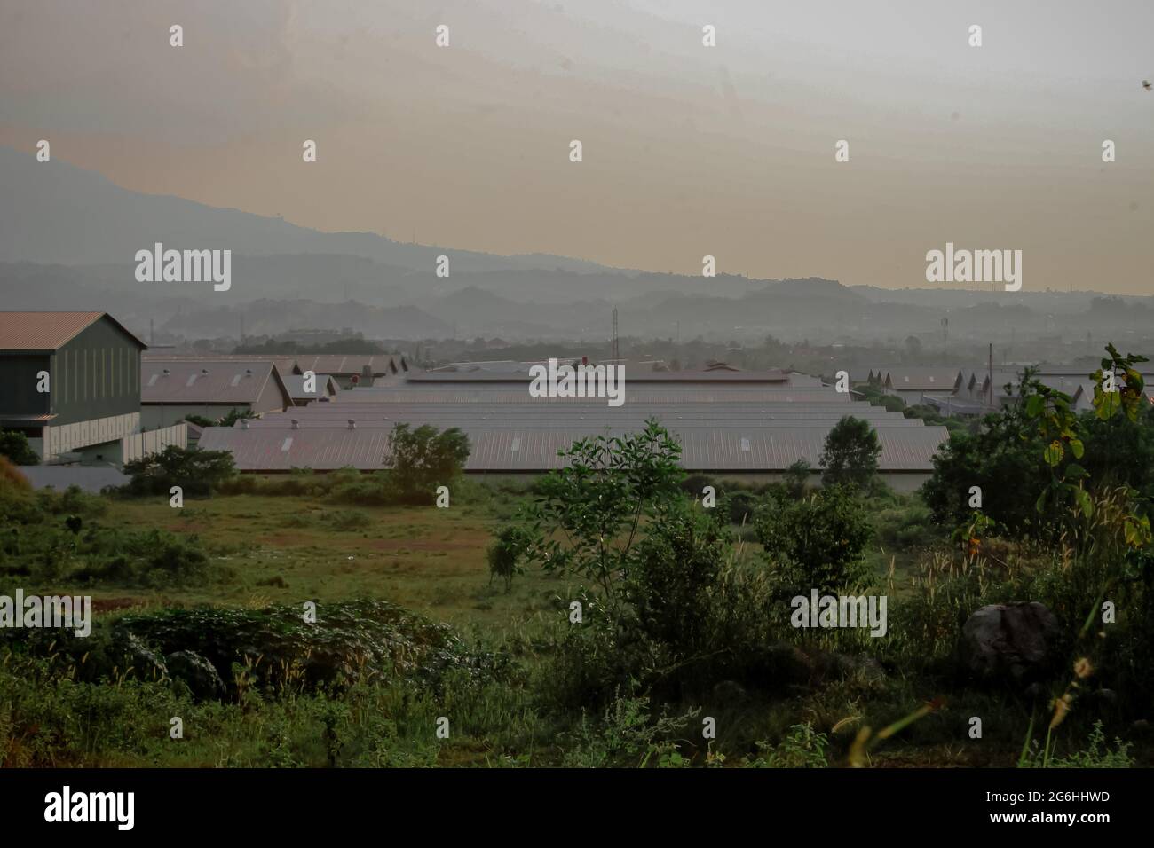 Voir la zone industrielle depuis le sommet de la montagne Banque D'Images