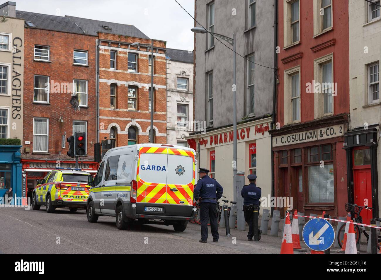 Cork, Irlande. 6 juillet 2021. Rapports d'individus barricadés, Coburg Street, Cork, Irlande. Peu après 16H cet après-midi, Gardaí a assisté à la scène d'un individu suspecté de barricadé avec le soutien de deux unités d'intervention armée et un certain nombre de vêtements simples Gardaí. Gardaí a fermé les routes menant à la région et après environ une heure tous les membres du Gardaí ont quitté la scène apparemment ayant résolu la situation. Les routes de la région sont à présent rouvertes. Credit: Damian Coleman/Alay Live News Banque D'Images