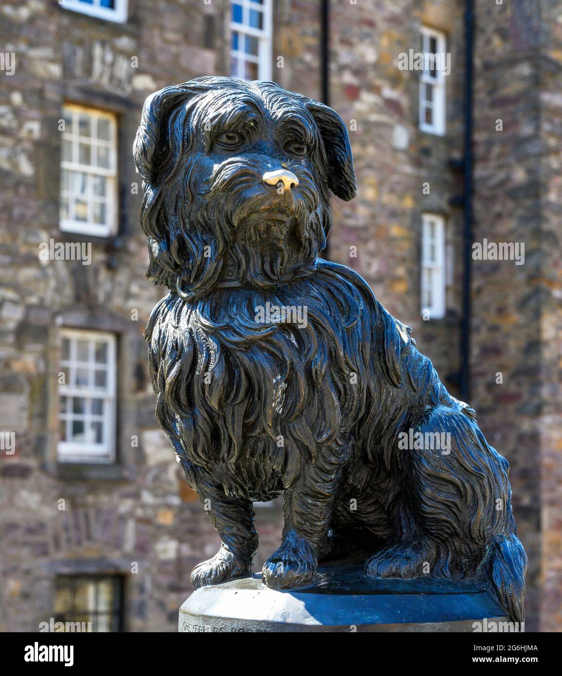 Statue de Greyfriars Bobby, le terrier de Skye qui avait été reputé garde sur la tombe de son maître pendant 14 ans, Candlemakers Row, Édimbourg, Écosse Banque D'Images