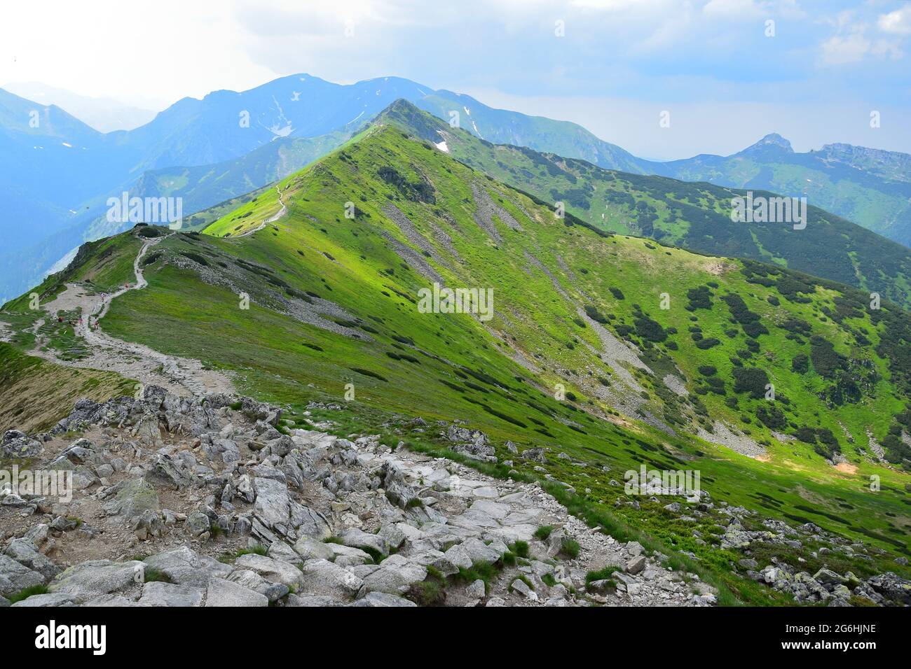 Vue du mont Kasprov Vrch au ridgeway le long de la frontière polonaise-slovaque. High Tatra, Pologne. Banque D'Images